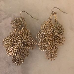 NWOT!! Gold flower dangling earrings